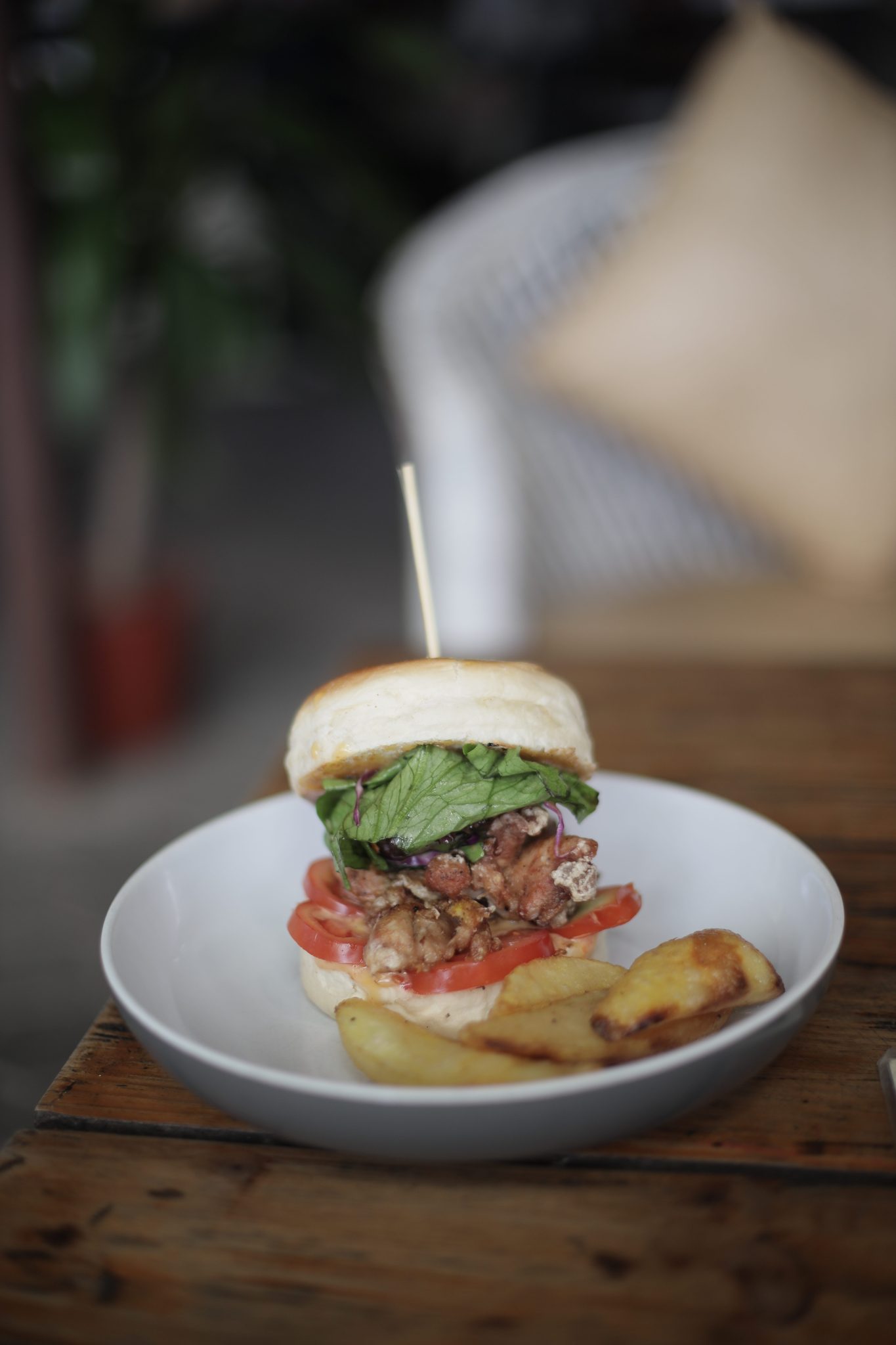 Nefis Mini Burger ve Patates Dilimleri: Ahşap Masada Cafe Tarzı Sunum