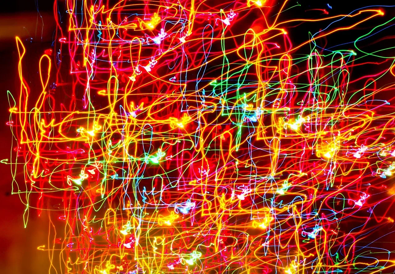 Neon ışık izleri gecede - renkli duvar kağıdı