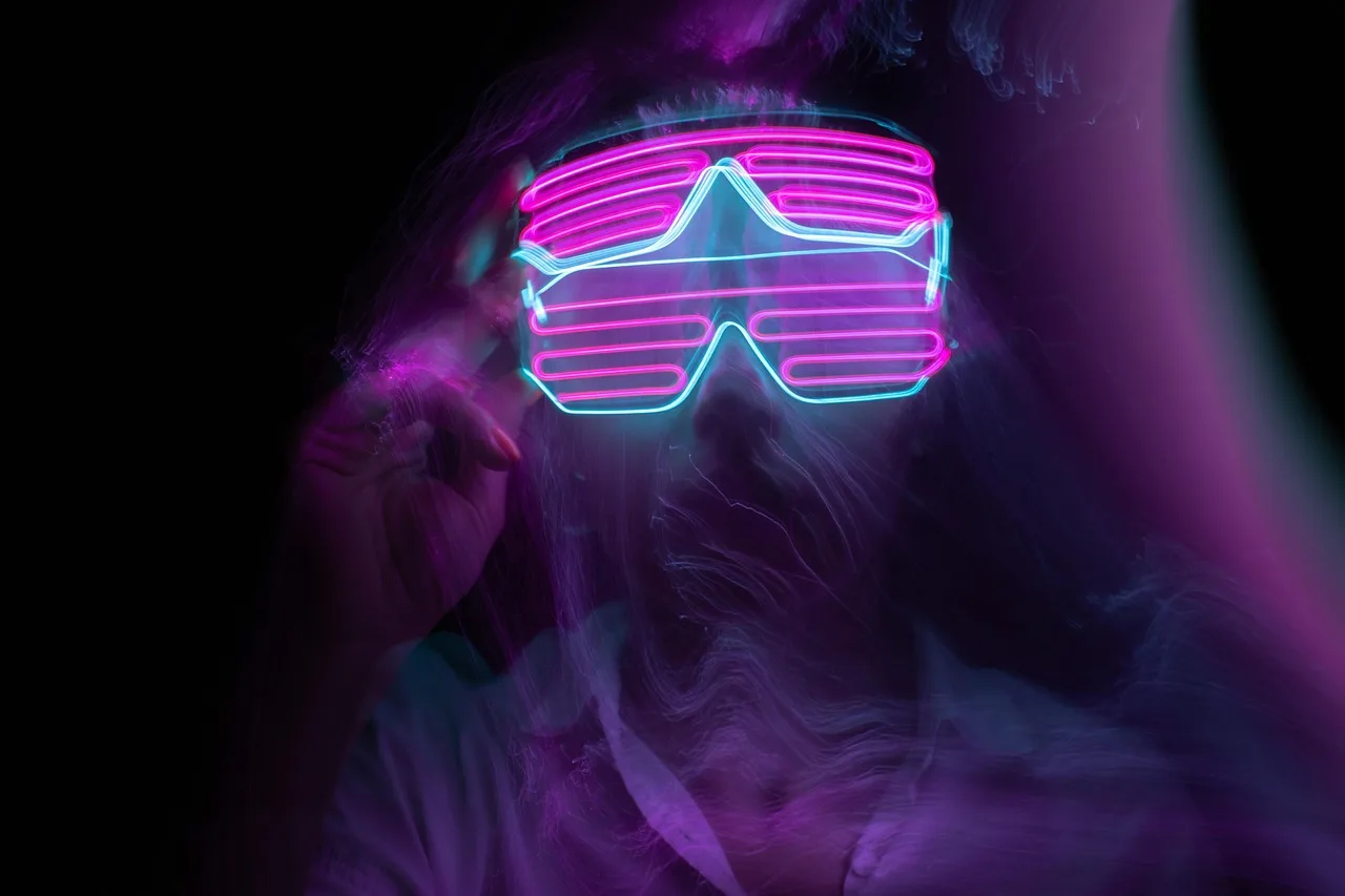 Neon ışıklı kadın portresi - modern moda