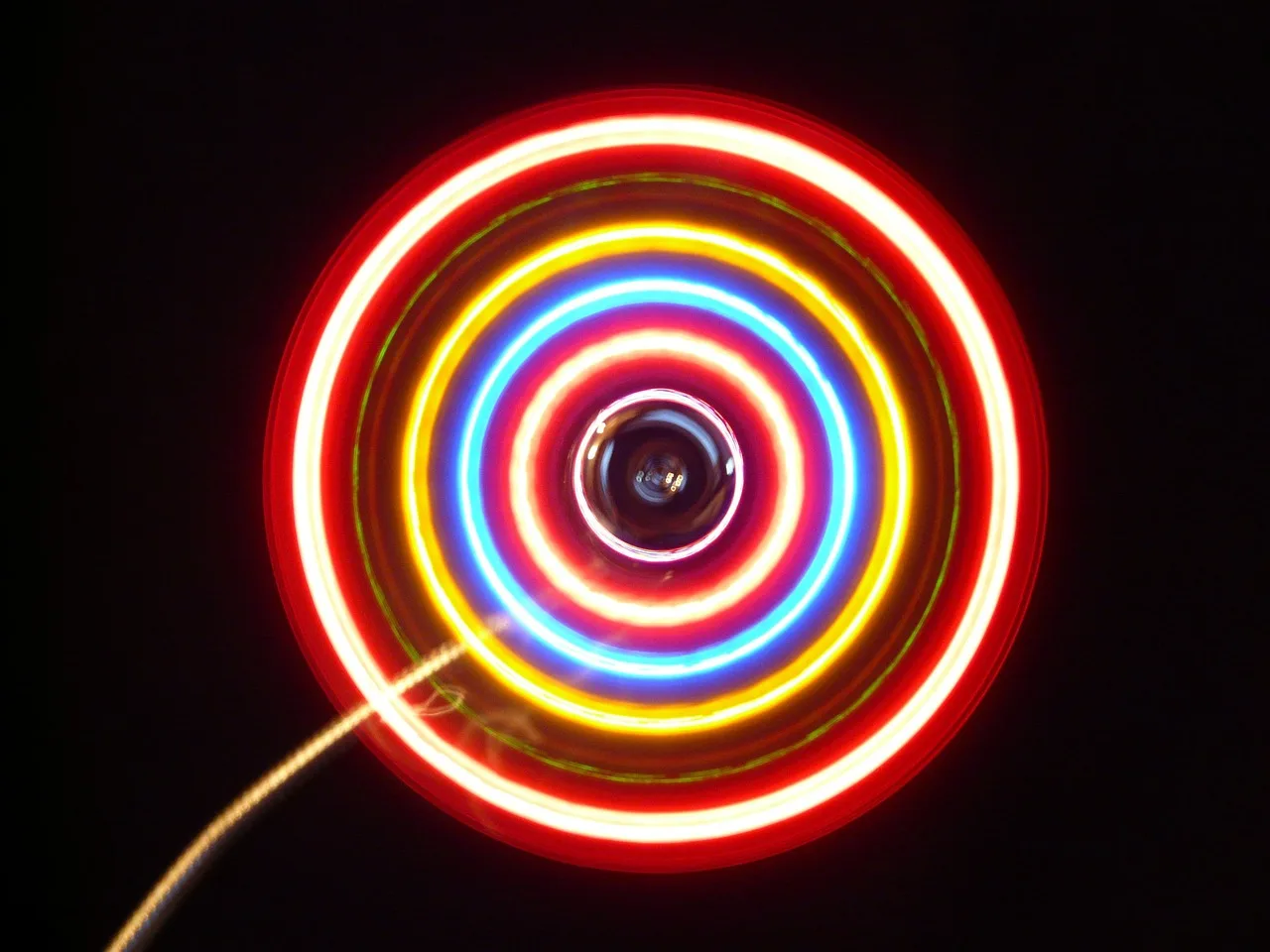 Neon ışıklı renkli daireler - gece tasarımı