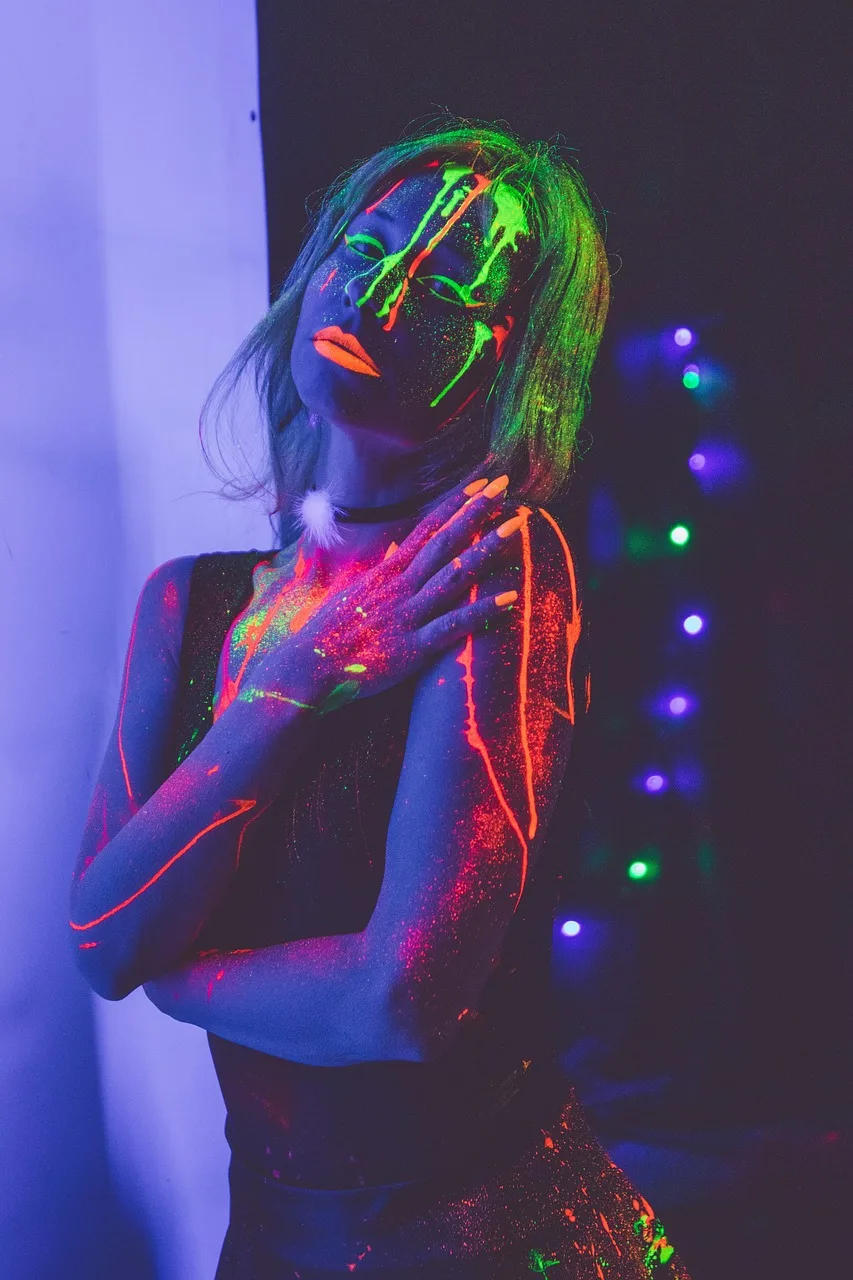 Neon makyajlı gece kulübü fotoğrafı - ışık oyunları
