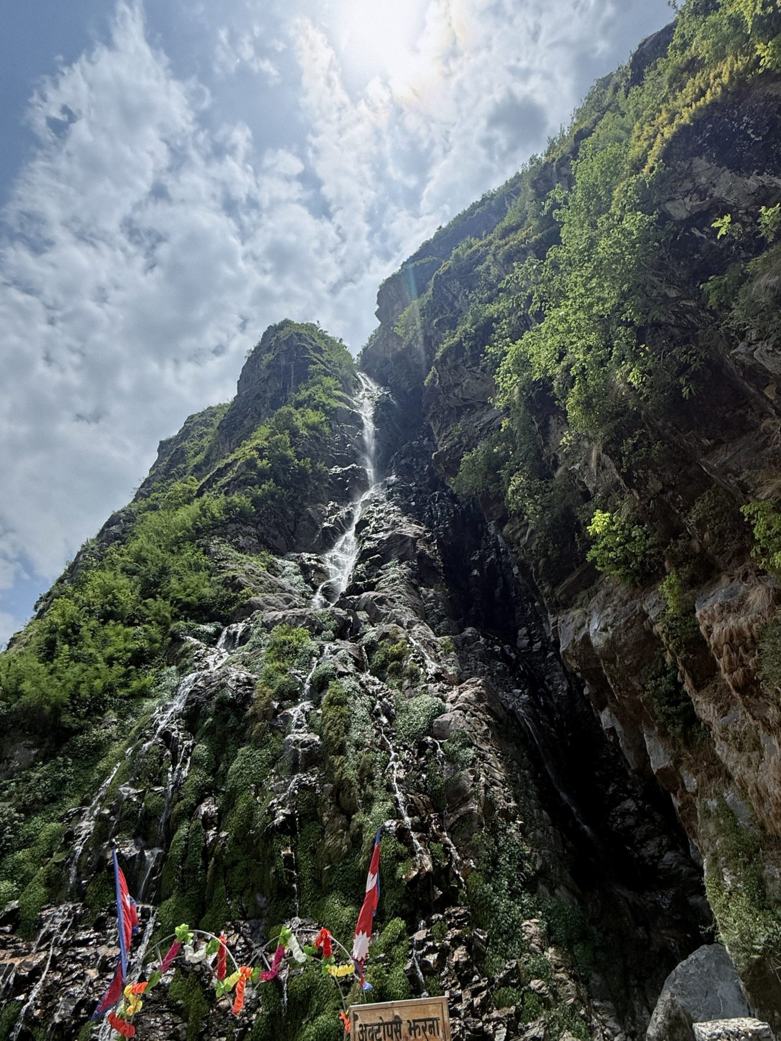 Nepal Bhagsu Şelalesi: Himalaya Eteklerinde Büyüleyici Doğa Manzarası
