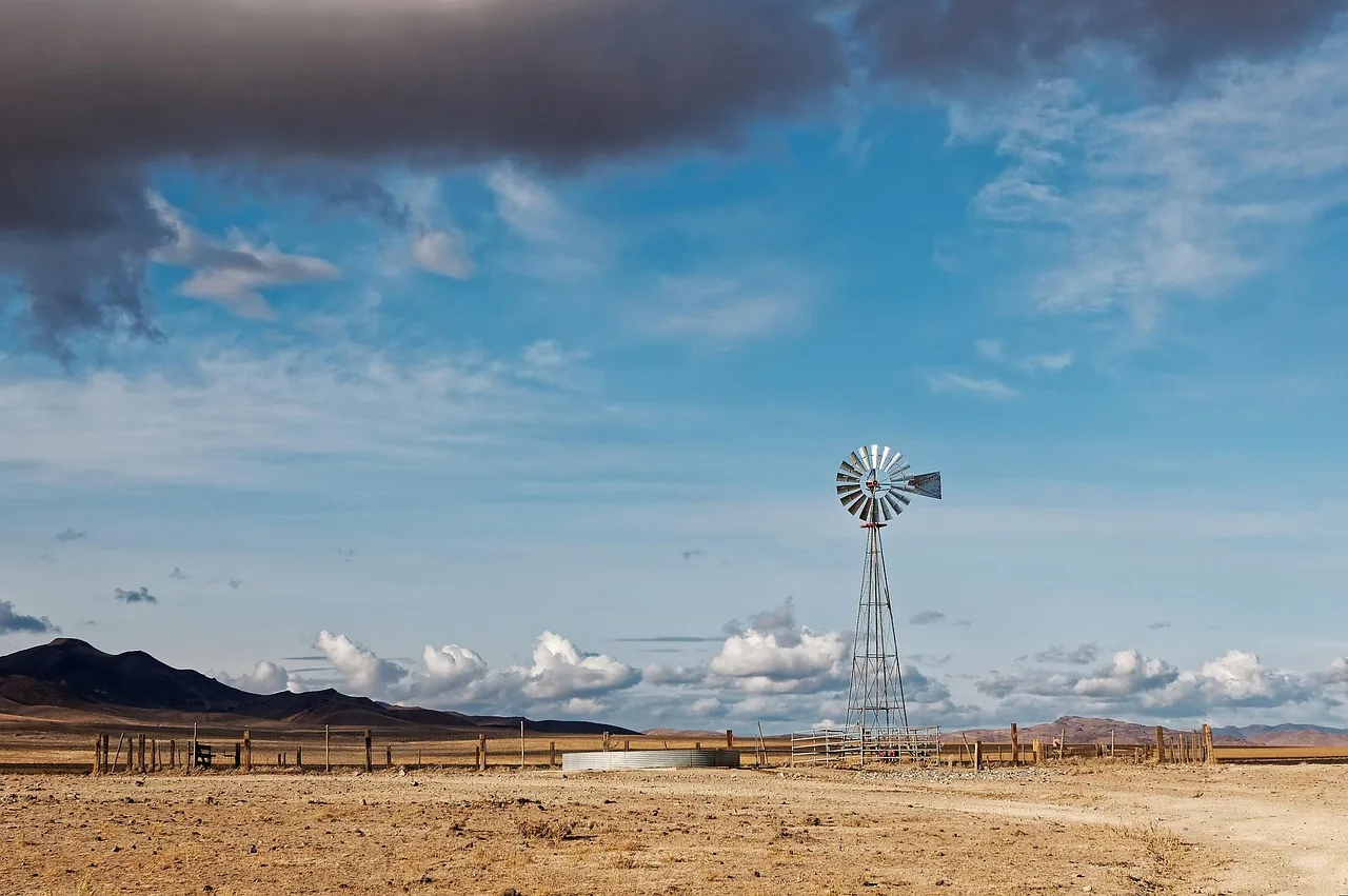 Nevada çölünde rüzgar türbini manzarası - doğa fotoğrafı