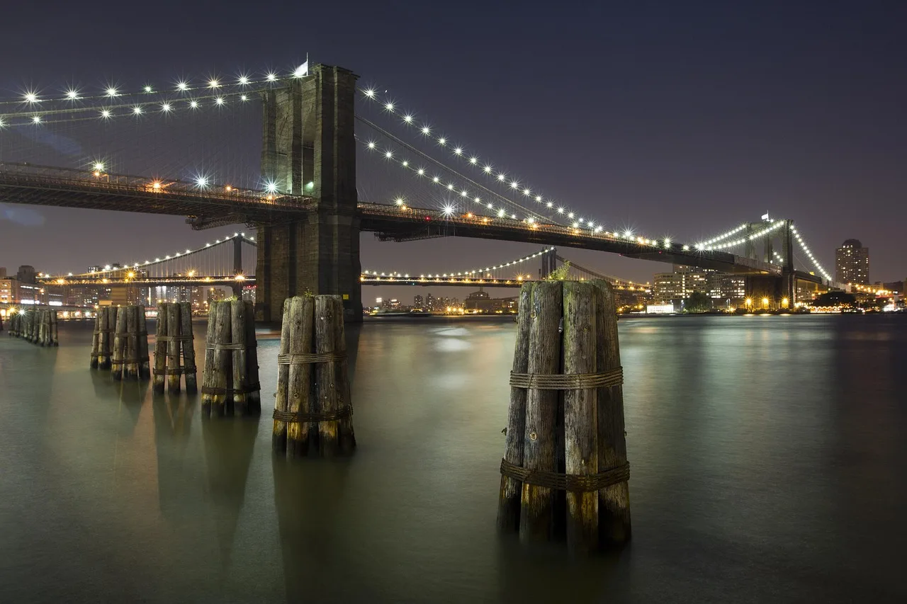 New York köprüsü üzerinde sisli akşam manzarası
