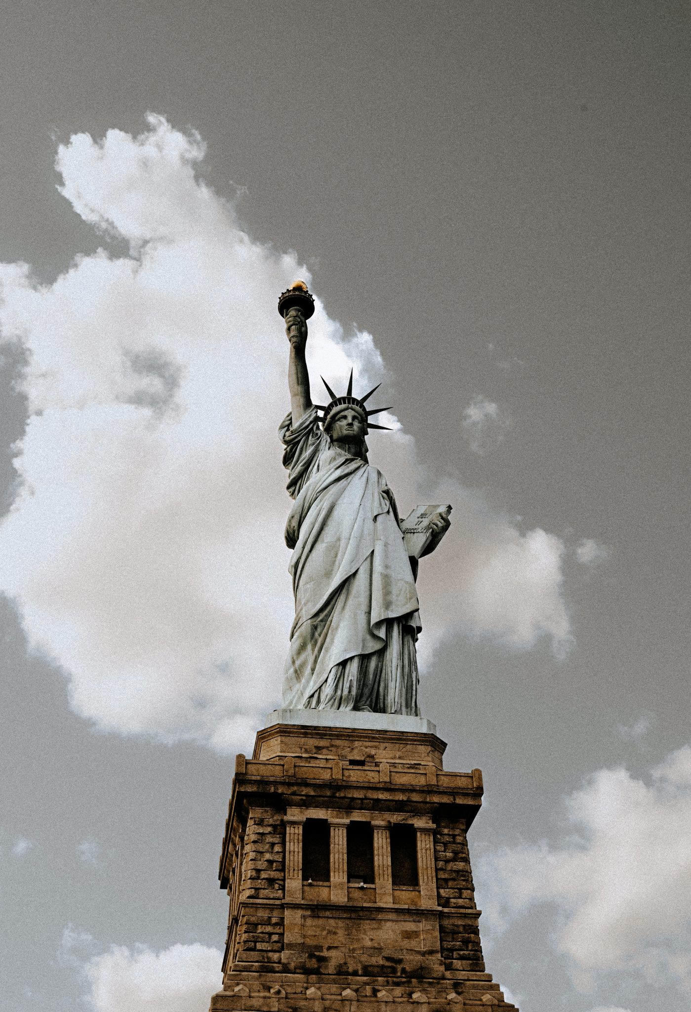 New York Özgürlük Heykeli: Alçak Açıdan Dramatik Gökyüzü ve İkonik Meşale