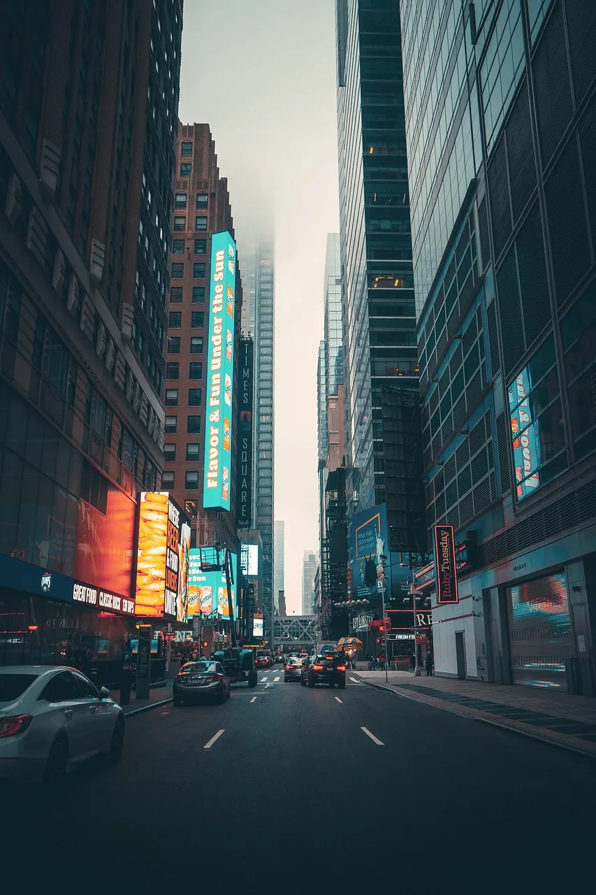 New York sokakları - yoğun trafik ve gökdelen manzarası