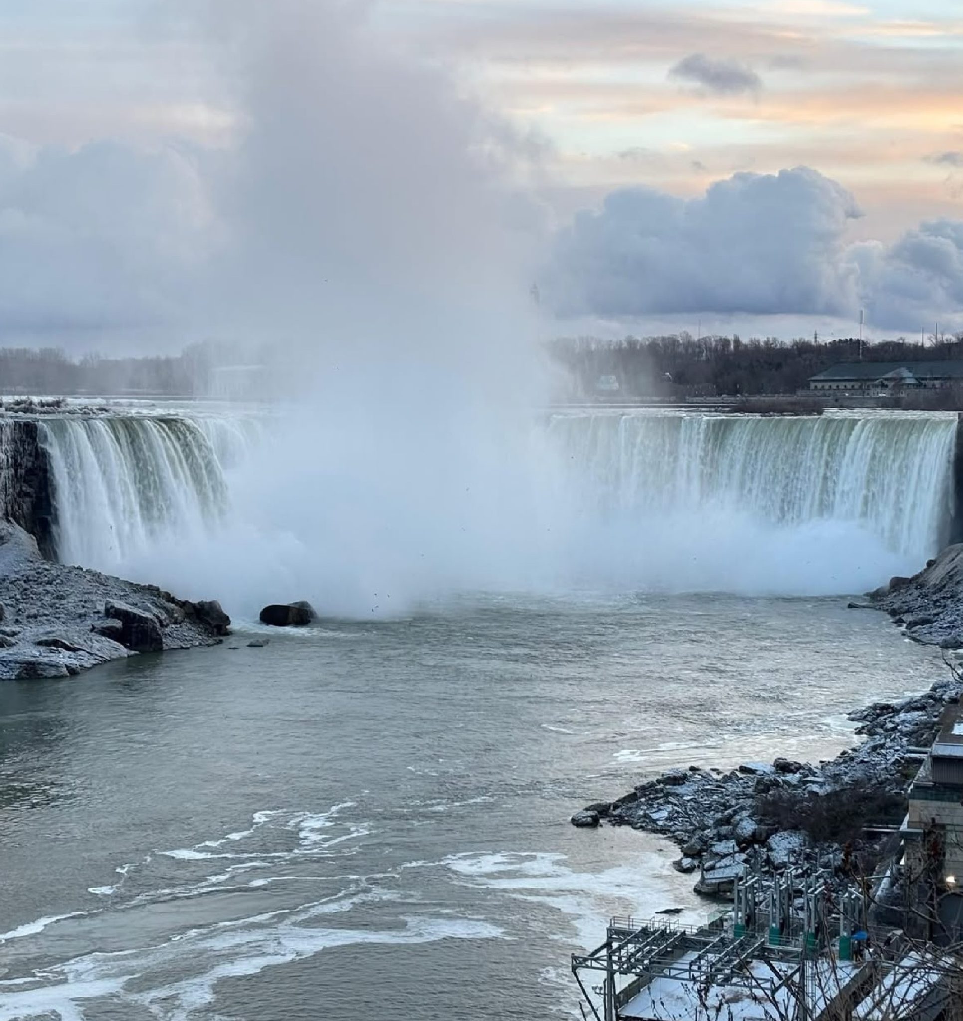 Niagara Şelaleleri'nde Gün Batımında Buzul ve Sisle Kaplı Büyüleyici Manzara