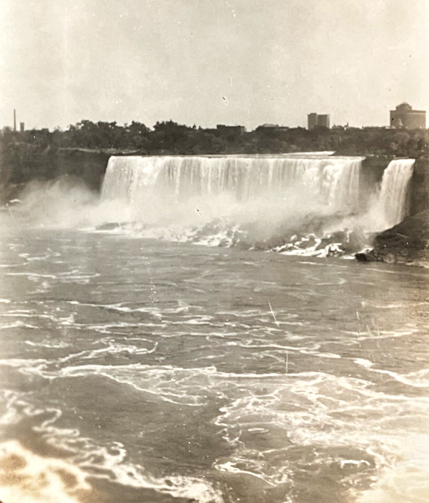 Niagara Şelalesi'nin Zamansız Güzelliği: Eski Sepya Fotoğraf Karesi