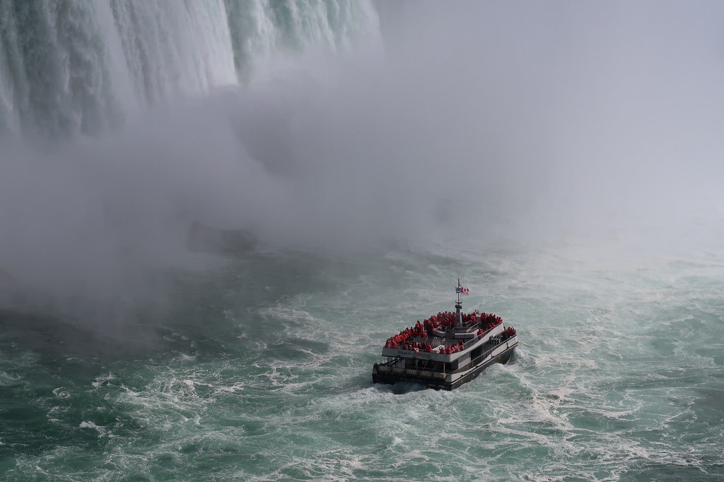 Niagara Şelalesi Önünde Sisli Havada Tur Teknesi ve Kırmızılı Yolcular