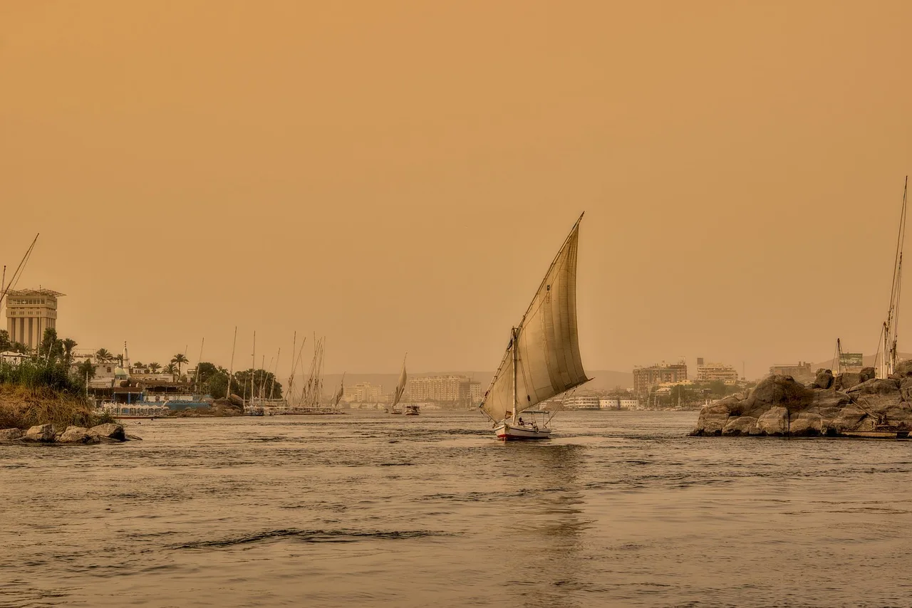 Nil nehirinde felucca yolculuğu - gün batımı manzarası