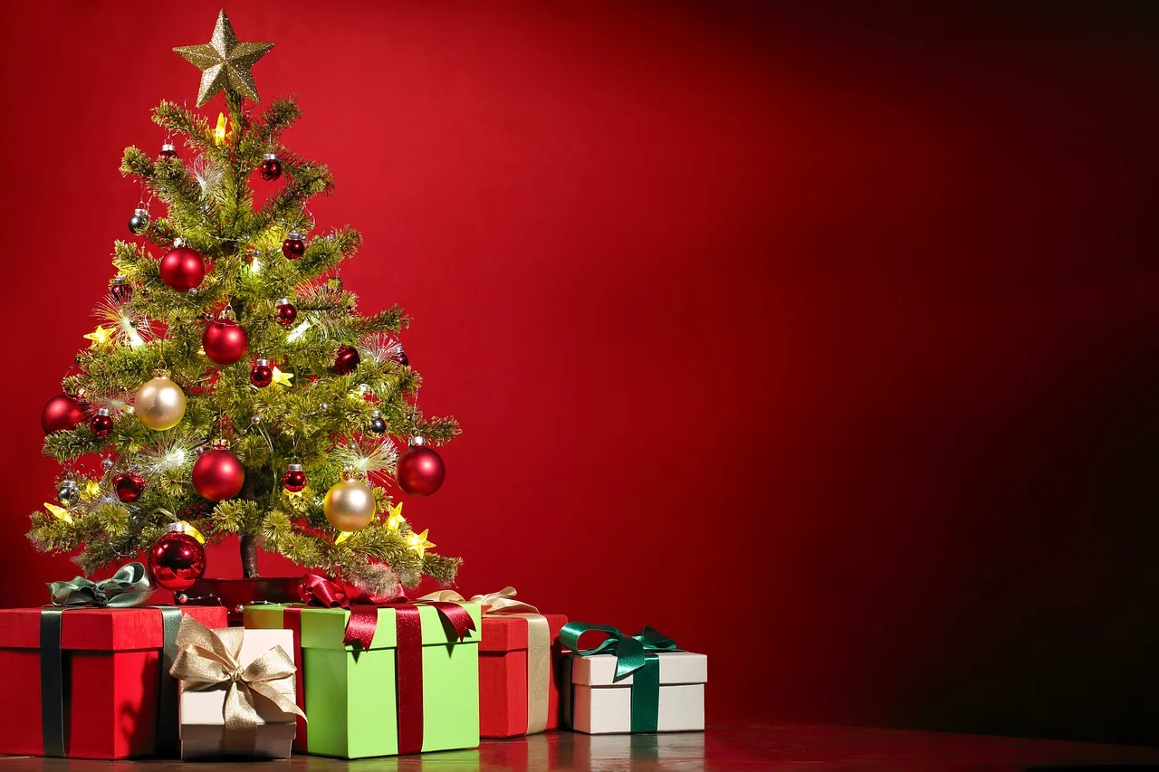 Noel ağacı ve hediye kutuları - renkli süslemeler