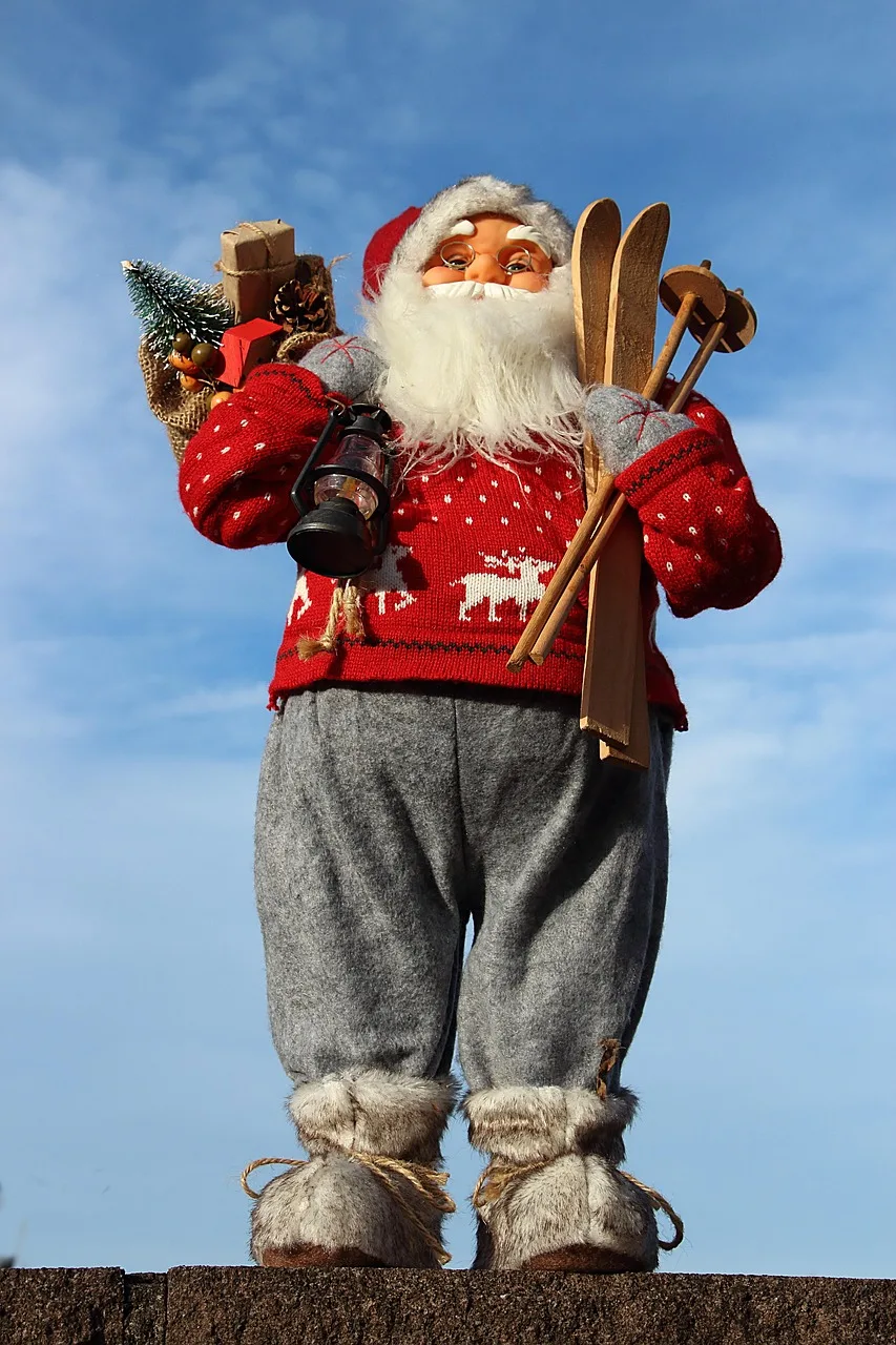 Noel Baba hediye dağıtan mutlu yılbaşı sahnesi Noel Baba hediye dağıtan mutlu yılbaşı sahnesi