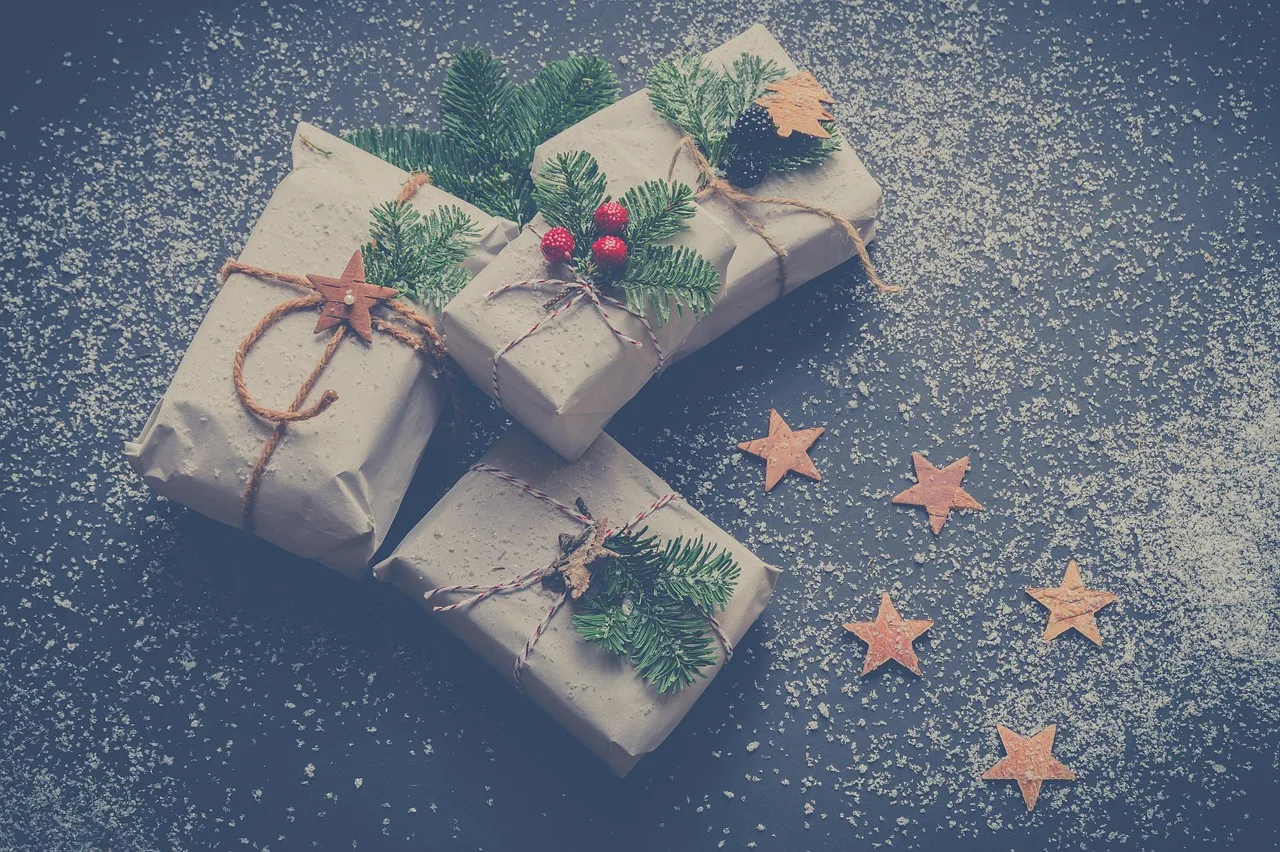Noel hediyeleri mavi paketli kış teması
