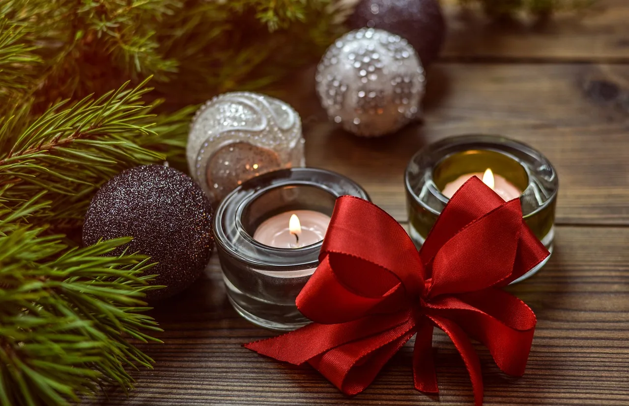 Noel mumları ve kırmızı kurdele dekorasyonu
