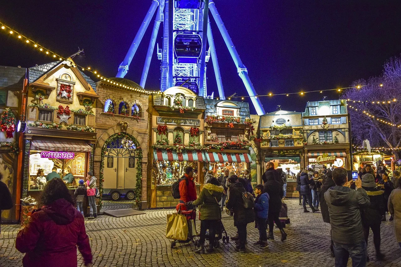 Noel pazarı tezgahı renkli ışıklarla süslü
