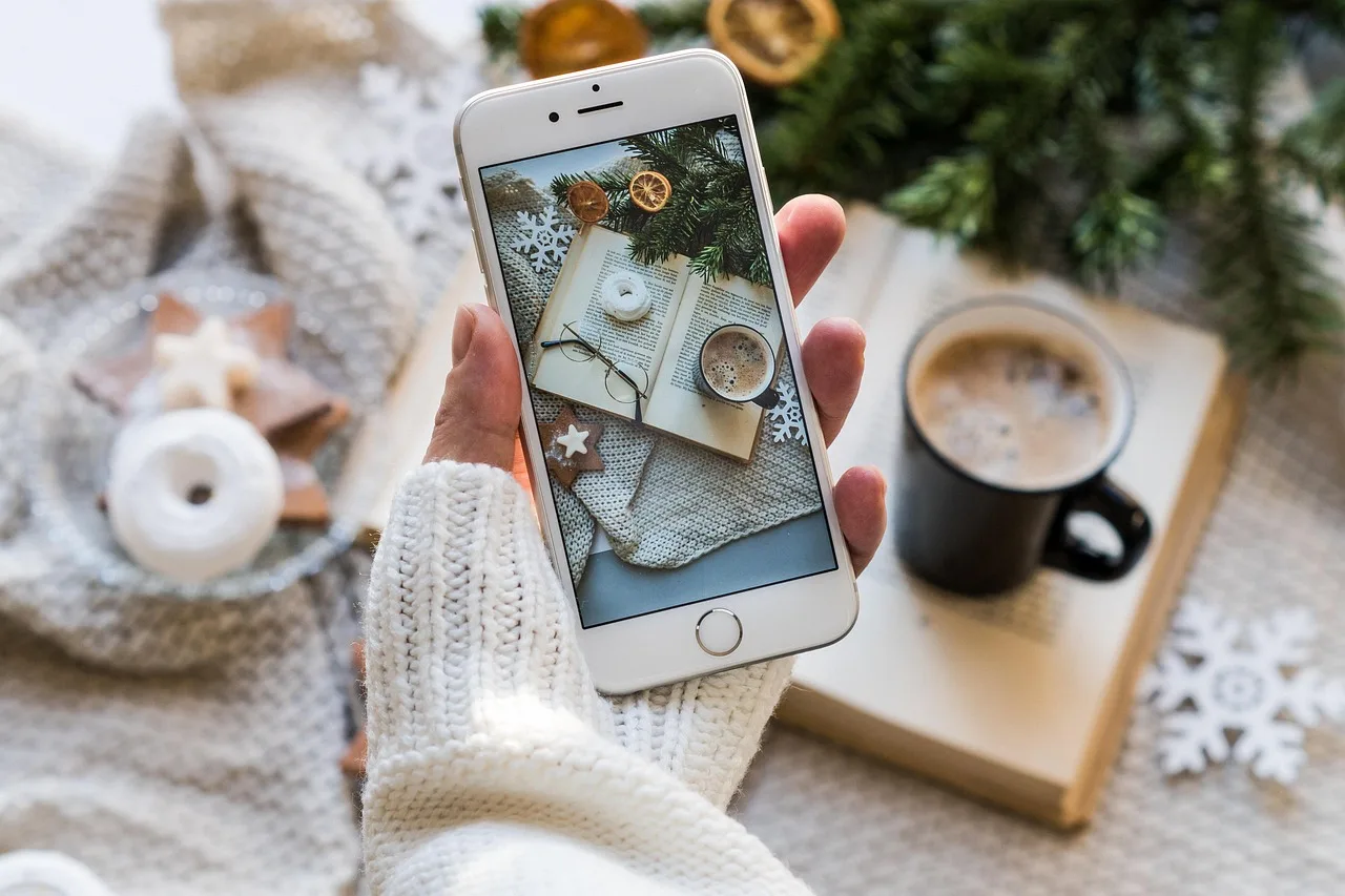 Noel temalı sıcak flat lay akıllı telefon fotoğrafı
