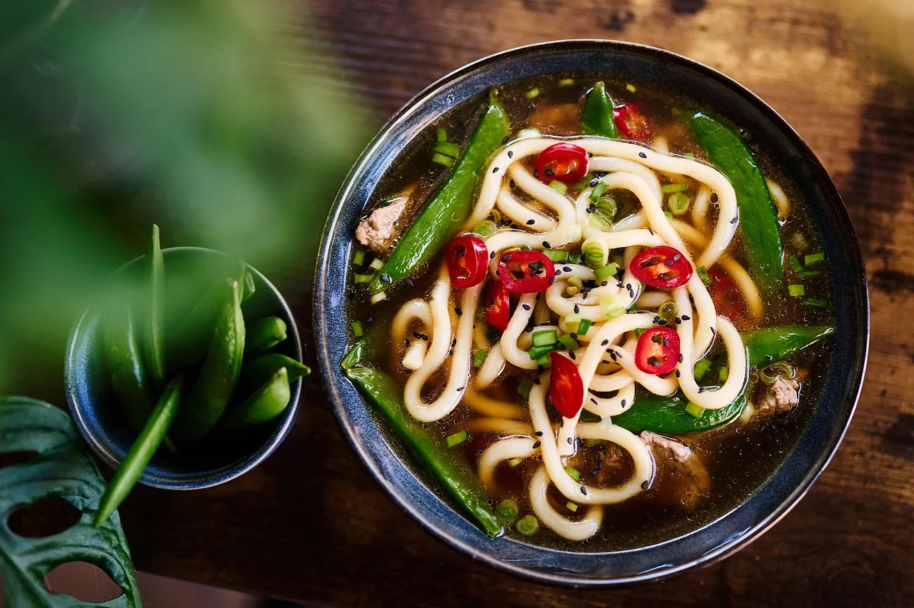 Noodle ve sebzeli makarna tabağı - lezzetli öğle yemeği