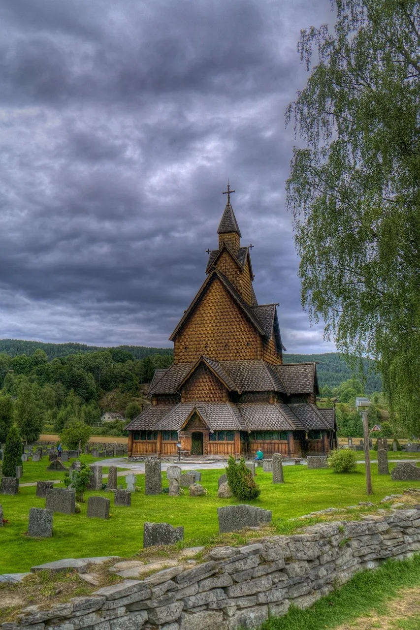 Norveç ahşap çıta kilisesi mimari detay fotoğrafı