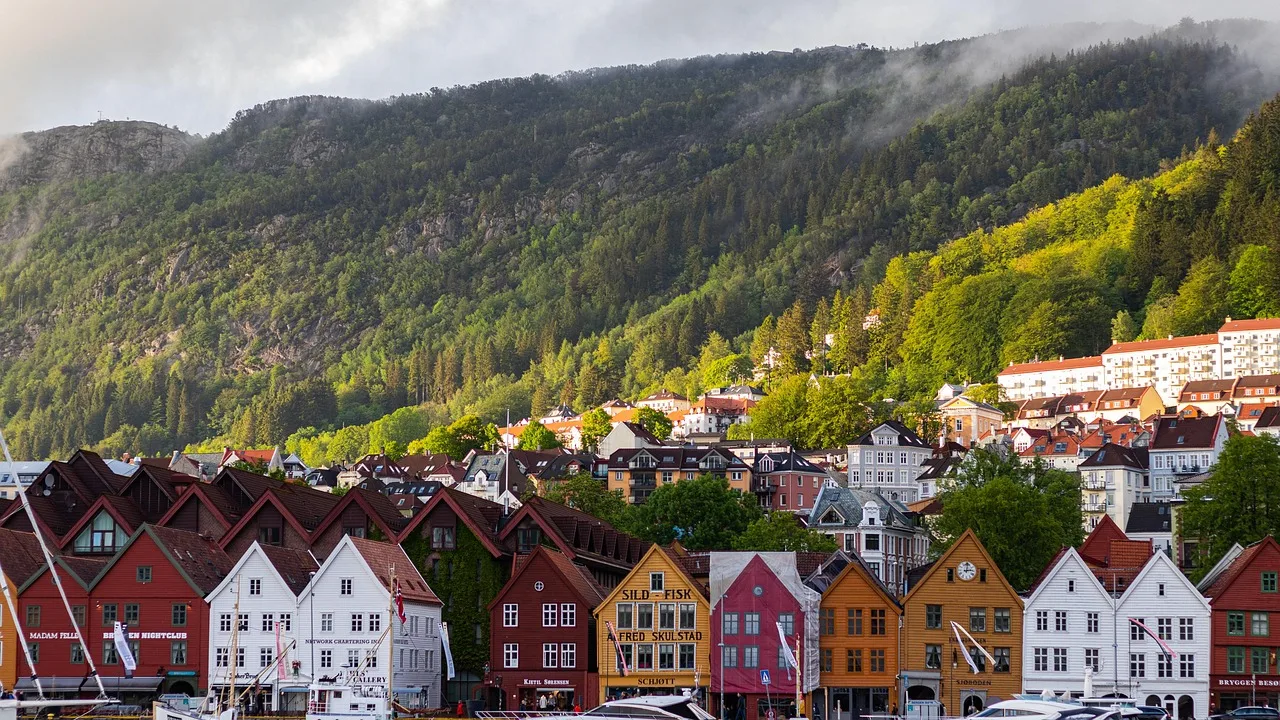Norveç dağ köyü limanlı evler - doğal manzara