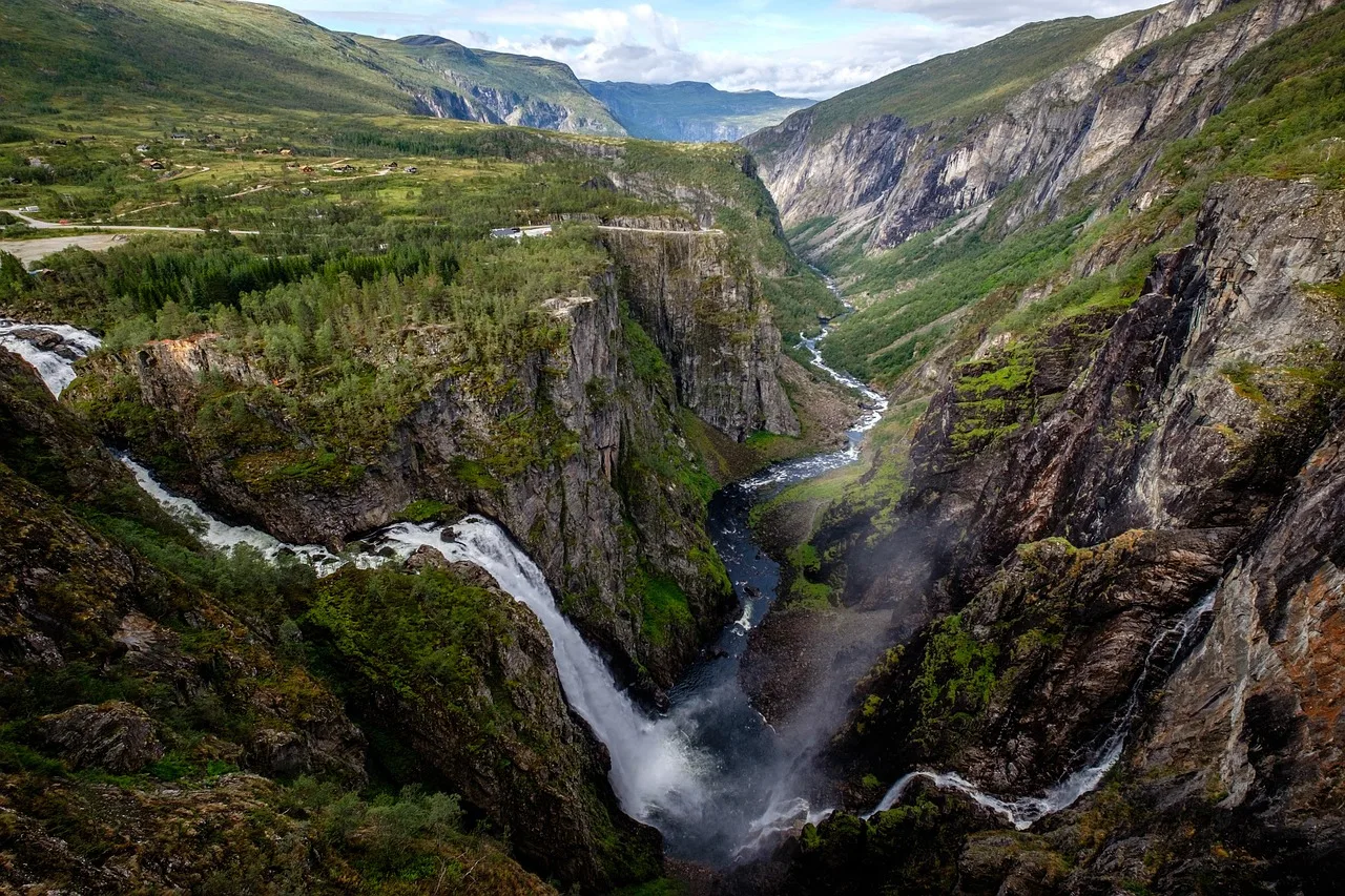 Norveç Hardanger Şelalesi manzaralı doğa fotoğrafı