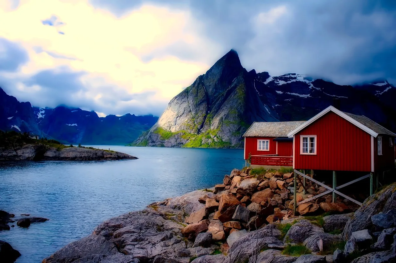 Norveç köy evi dağ manzaralı fotoğraf