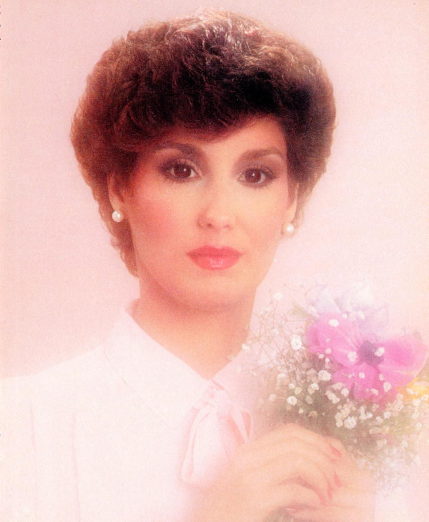 Nostaljik 1980'ler Kadın Portresi: Retro Saç, İnci Küpe ve Çiçek Buketi