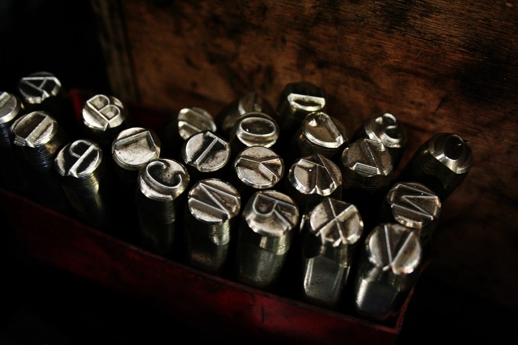Nostaljik Ahşap Atölyede Vintage Metal Harf ve Rakam Baskı Kalıpları