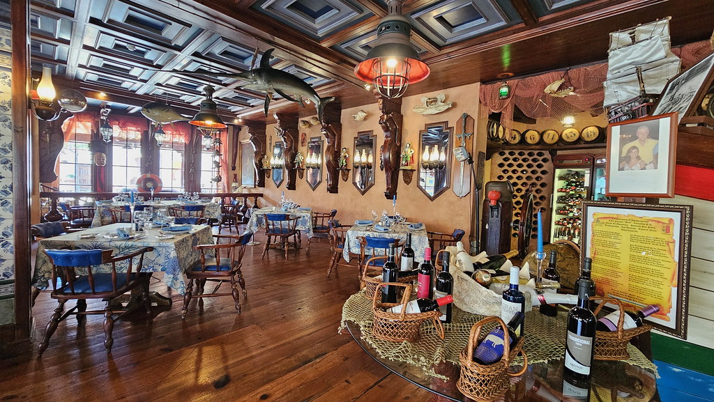 Nostaljik Denizci Temalı Şık Restoran İç Mekanı ve Ahşap Dekorasyon Detayları