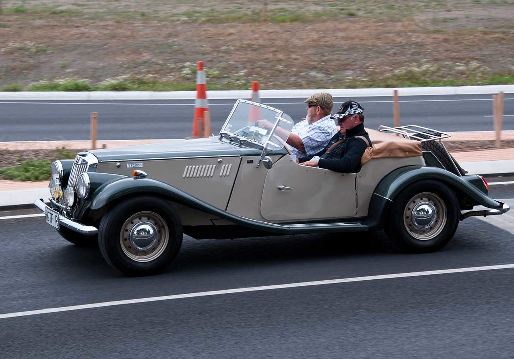 Nostaljik Gri Renkli Açık Üstü Klasik Roadsterin Asfalt Yolda İlerleyişi