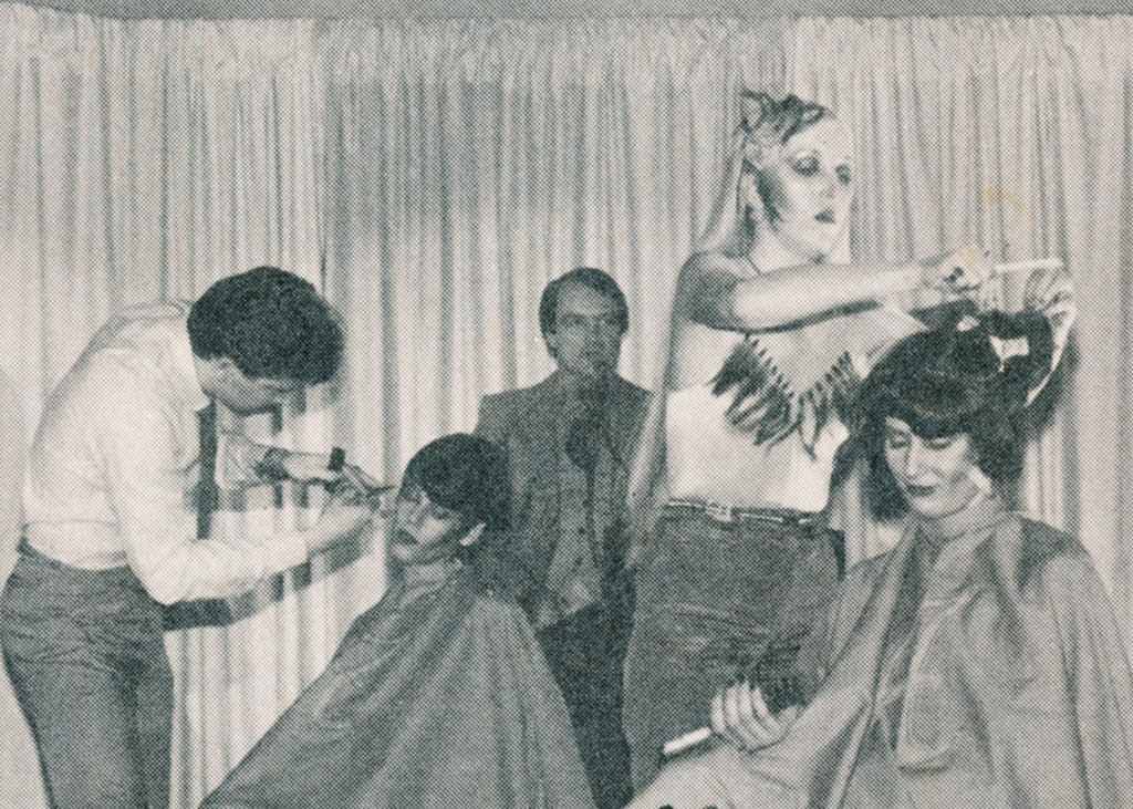 Nostaljik Kuaför Sahnesi: Eskiden Bir Saç Şekillendirme Gösterisi ve Eğitim Anı