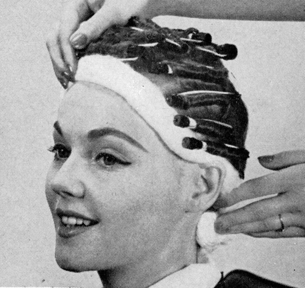 nostaljik kuaförde rulo saç modeli yaptıran kadının siyah beyaz portresi