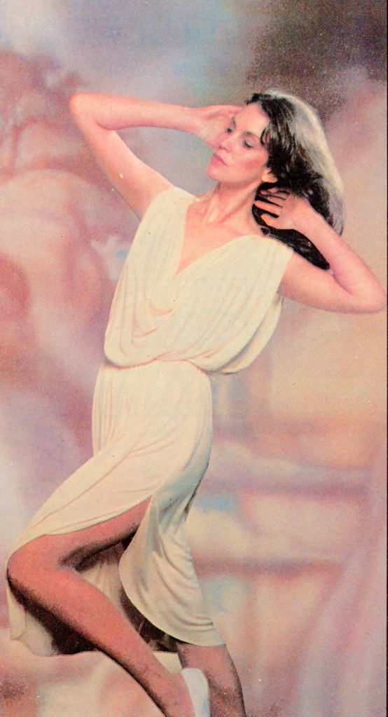 Nostaljik Moda Çekiminde Düşük Kol Krem Elbiseyle Poz Veren Kadın Model