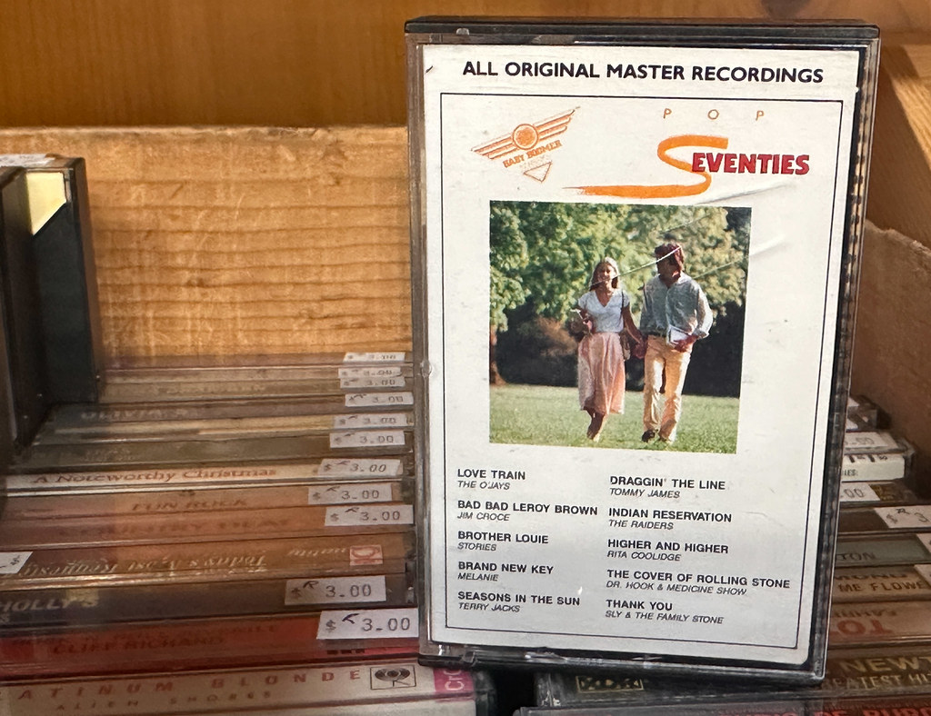 Nostaljik müzik koleksiyonunda seventies pop kaseti ve vintage ses kayıtları