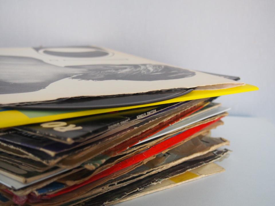 Nostaljik Müzik Tutkunları İçin Eski Vinil Plak Yığını ve Retro Kapak Detayı