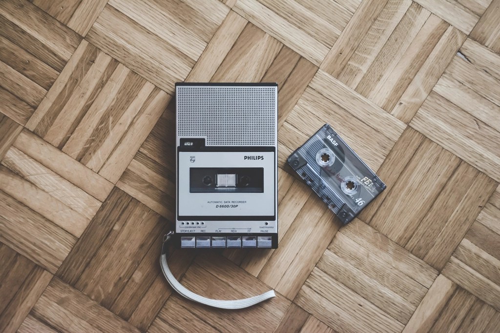 Nostaljik Philips Kasetçalar ve Ses Kaseti ile Retro Müzik Atmosferi