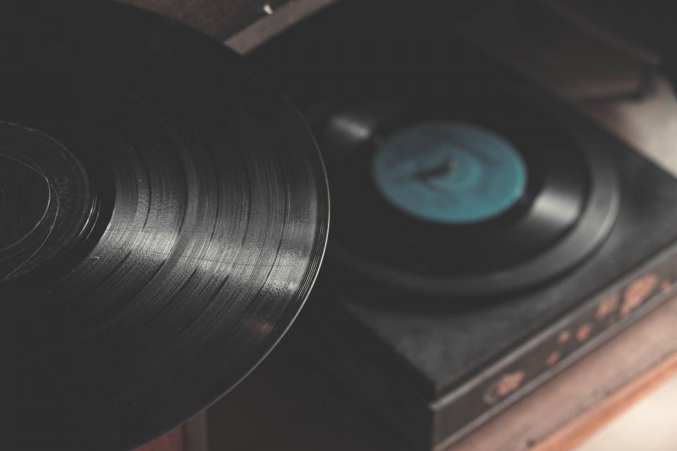 Nostaljik Pikap ve Siyah Vinil Plaklarla Evde Retro Müzik Dinleme Keyfi