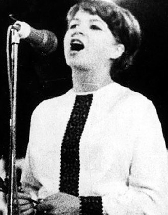 nostaljik siyah beyaz sahnede mikrofon önünde şarkı söyleyen kadın sanatçı