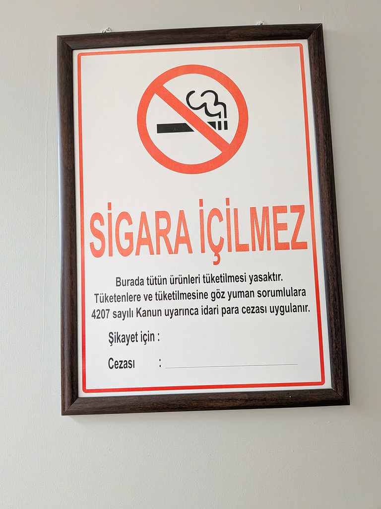 Ofis Duvarındaki Çerçeveli Sigara İçilmez Tabelası ve Yasal Uyarı Metni