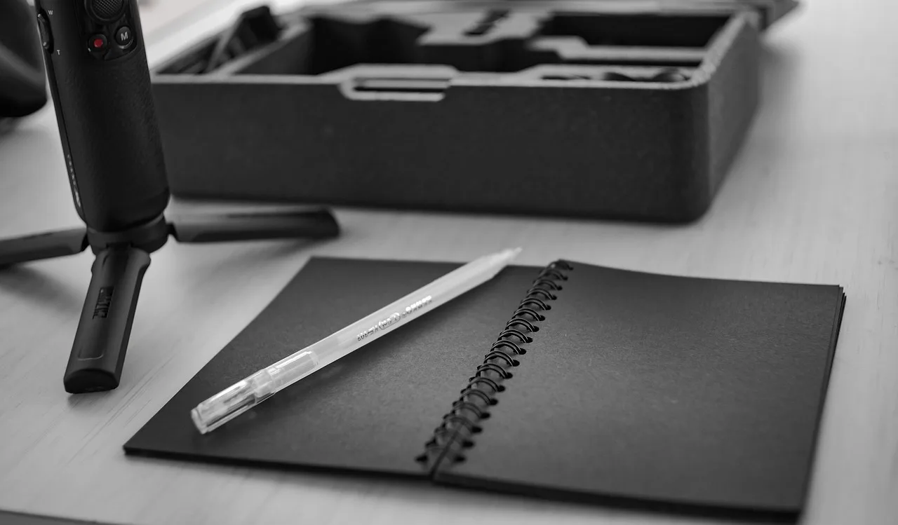 Ofis masasında not defteri ve kırtasiye seti