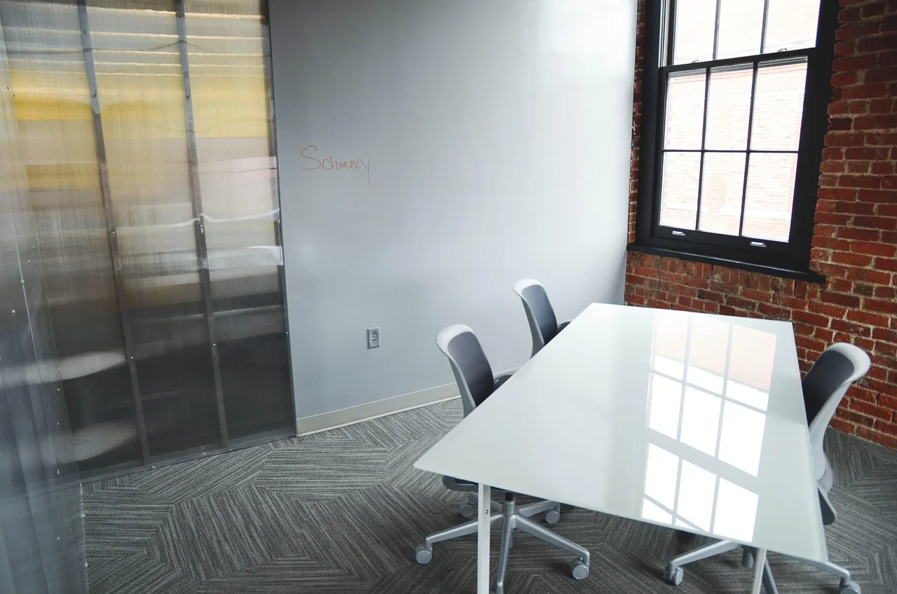 Ofis ortamı startup masası ve sandalyeler - modern iş alanı