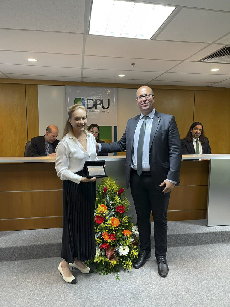 Ofis Ortamında Düzenlenen Resmi Ödül Töreninde Plaket Takdim Anı