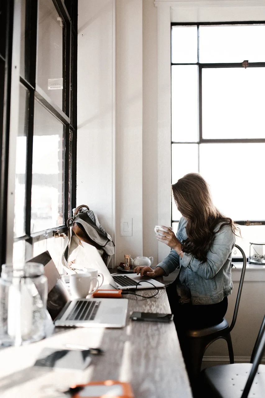 Ofis ortamında kahve içen kadın çalışan