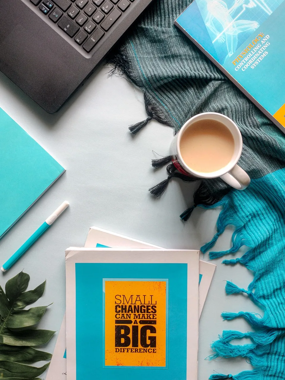 Öğrenci çalışma masası flatlay - renkli ofis