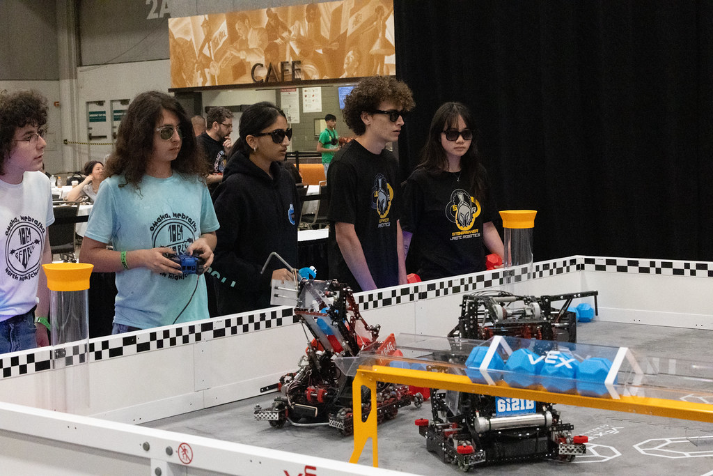 Öğrenci Takımları Robotik Arena'da Tasarladıkları Robotlarla Yarışıyor