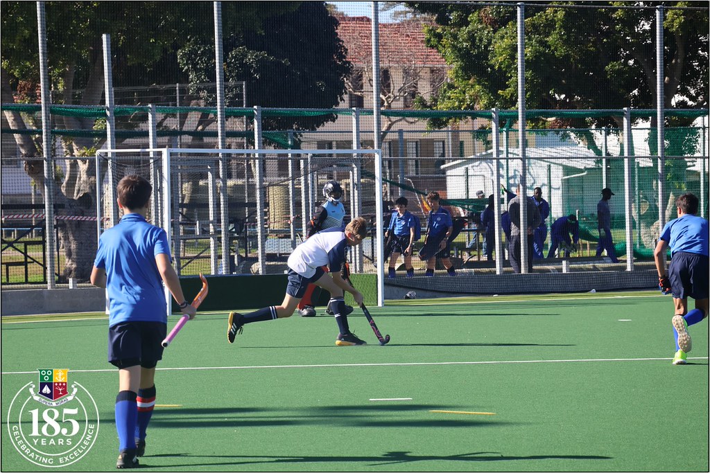 Öğrencilerin Yeşil Sahada Hokey Oynadığı Hareketli ve Rekabetçi Spor Anları Öğrencilerin Yeşil Sahada Hokey Oynadığı Hareketli ve Rekabetçi Spor Anları