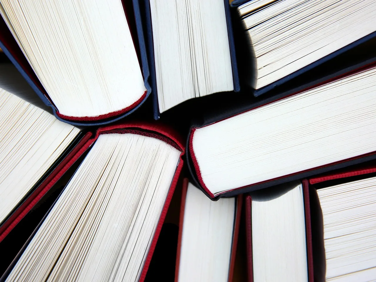 Okul kütüphanesinde kitap yığını - öğrenme atmosferi