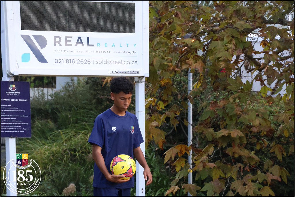 Okul Takımının Genç Futbolcusu Sahada Elinde Renkli Topla Poz Veriyor