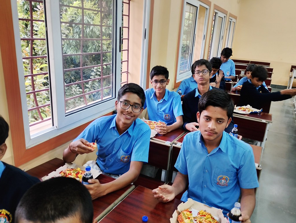 Okul Yemekhanesinde Pizza Yiyen Üniformalı Öğrencilerin Neşeli Anları