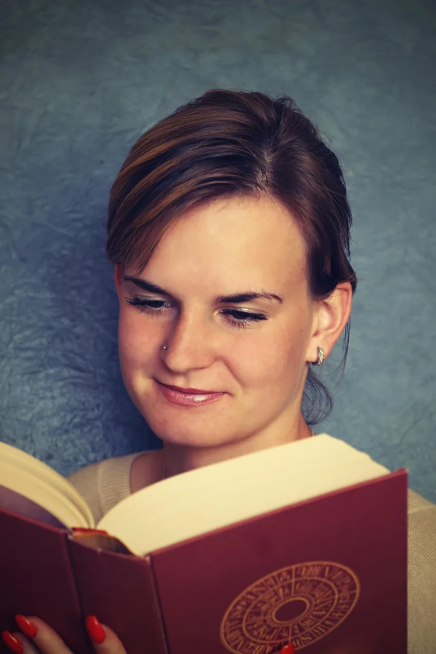 Okulda kitap okuyan genç kız - mutlu öğrenci