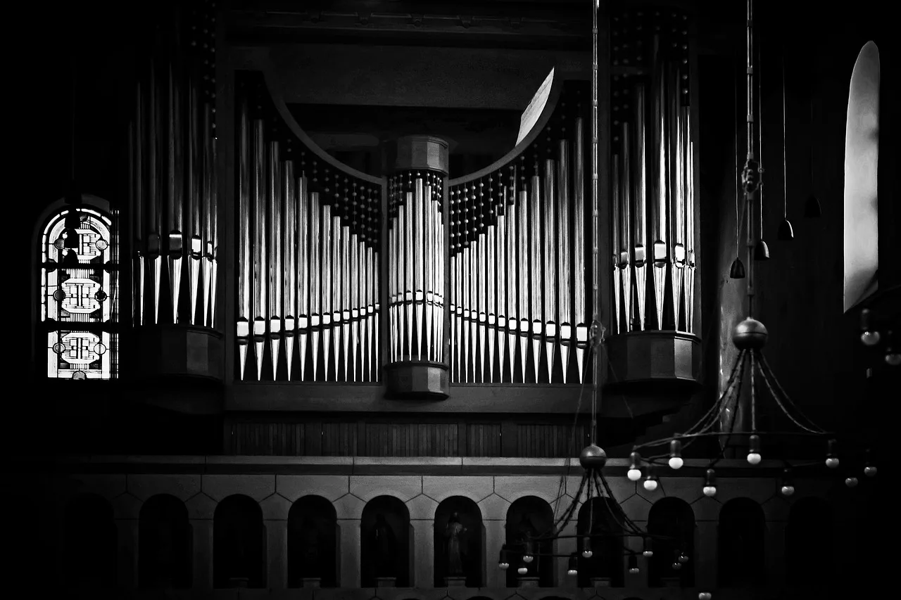Organ boruları ve ibadet atmosferi - siyah beyaz